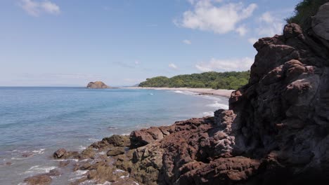 Niedrige-Drohne-Schoss-über-Die-Küstenlinie-Der-Playa-Real,-Provinz-Guanacaste