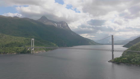 Luftdrohnenfliege-über-Nordnorwegen-Brücke-Natürlicher-Malerischer-Fjord-Bewölkter-Hintergrund-Landschaft-Narvik-Autobahnstraße