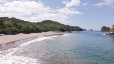 Niedrige-Luftaufnahme-über-Dem-Atemberaubenden-Strand-Und-Der-Felsformation-Im-Meer-An-Der-Playa-Real,-Provinz-Guanacaste