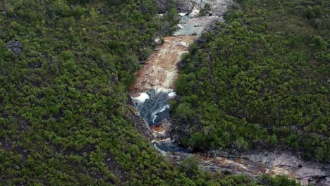 Luftdrohne-Von-Oben-Nach-Unten-über-Einem-Unglaublich-Atemberaubenden-Felsigen-Und-Windigen-Fluss,-Der-Zur-Teufelsgrube-Führt,-Bei-Einer-Wanderung-Im-Wunderschönen-Nationalpark-Chapada-Diamantina-Im-Nordosten-Brasiliens