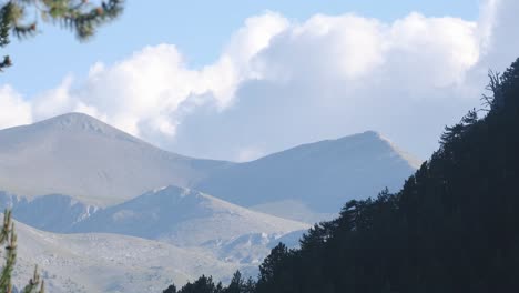 Nubes-Moviéndose-Detrás-Del-Monte-Olimpo-En-Verano-En-Grecia