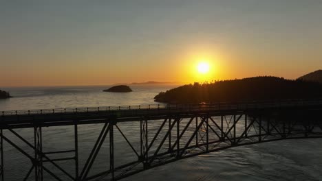 Leere-Täuschungspassbrücke-Während-Eines-Schönen-Sommersonnenuntergangs