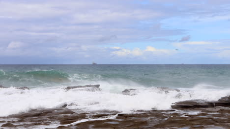 Large-waves-crashing-onto-the-rocks-near-Sydney,-Australia