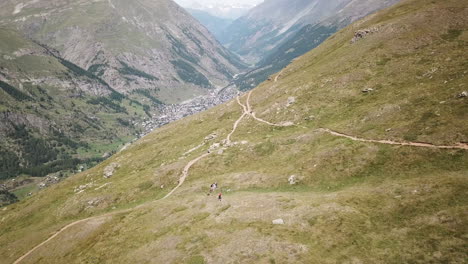 Drohnenschwenk:-Landschaftsblick-Auf-Ein-Grastal-In-Den-Schweizer-Alpen,-Bergluftbild