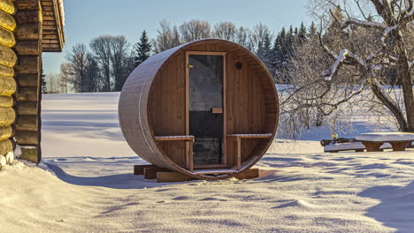 Zeitraffer:-Modularer-Holzkabinenraum-In-Einem-Schneebedeckten-Waldgebiet-Am-See