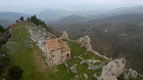 Dies-Ist-Ein-Luftbildvideo-Des-Alten-Dorfes-Gessopalena-In-Italien