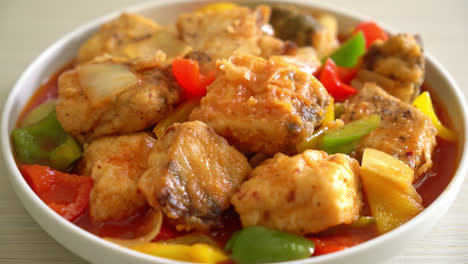 fish-stew-with-tomato-and-pepper-on-plate