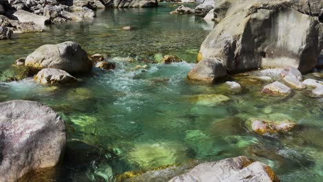 Türkisfarbener-Wasserteich-Aus-Bergflusstapete,-Klares-Wasser,-Das-über-Klippen-Fließt