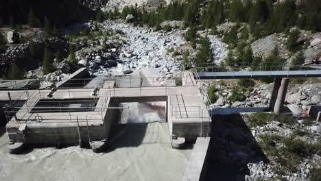 Blick-Auf-Einen-Kanalisierten-Bergfluss-In-Den-Schweizer-Alpen-Kurz-Vor-Der-Hydraulischen-Installation