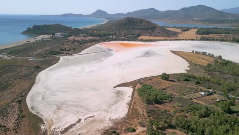 Beeindruckende-Luftaufnahmen-Eines-Ausgetrockneten-Salatars-Auf-Der-Insel-Sardinien,-Wo-Flamingos-überwintern