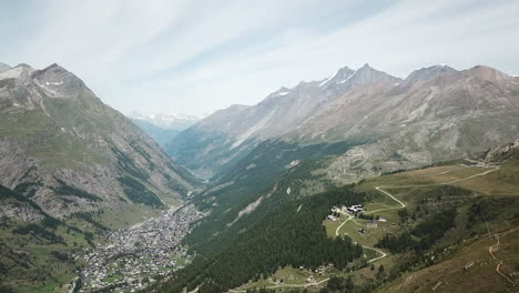 Schweizer-Alpenberg:-Drohnenluftaufnahme-Der-Bergkette-In-Zermatt,-Naturdrohnenlandschaft,-Grasfelder