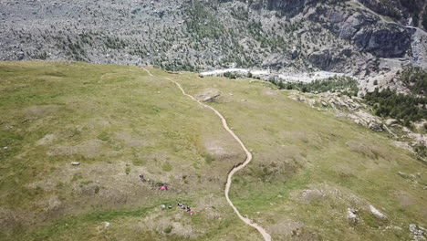 Prado-De-Hierba-En-Los-Alpes-Suizos,-Vista-De-Drones-De-Un-Valle-En-Las-Montañas,-Rutas-De-Senderismo-Para-Caminantes,-Ciclistas,-Paisaje-De-Recursos
