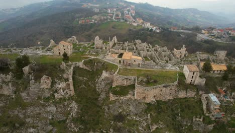 Dies-Ist-Ein-Luftbildvideo-Des-Alten-Dorfes-Gessopalena-In-Italien