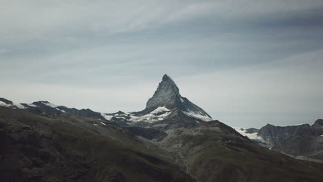 Cervin,-Zermatt,-Drohnenansicht-Eines-Felsigen-Und-Steilen-Berggipfels,-Drohnenluftlandschaftsansicht,-Natur