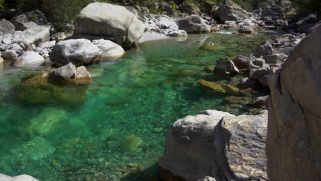 Türkisfarbener-Wasserteich-Des-Gebirgsflusses,-Wunderschönes-Flussbett-Mit-Großen-Klippen