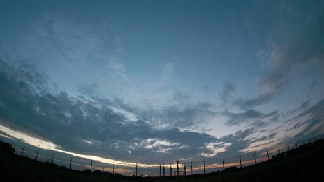 Fisheye-Aufnahmen-Eines-Riesigen-Viermotorigen-Flugzeugs,-Das-Vom-Flughafen-Abhebt,-Mit-Schönem-Sonnenuntergang,-Bewölktem-Himmel-Im-Hintergrund