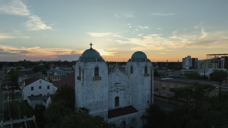 Luftaufnahme-Einer-Geschlossenen-Kirche-In-Den-Vororten-Von-New-Orleans-Bei-Sonnenuntergang