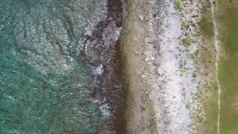 Wellen,-Die-An-Der-Drohnenansicht-Der-Korallenküste-Zusammenbrechen
