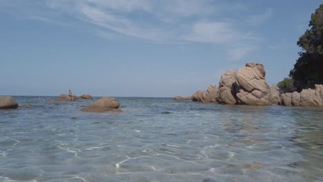 Kristallklares-Wasser-An-Einem-Sandigen-Küstenvorland-An-Einem-Korsika-Strand-Im-Sommer