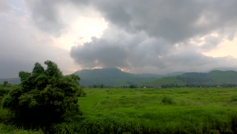 Vista-Panorámica-De-Una-Hermosa-Montaña-Verde-Con-Nubes-Tormentosas-En-La-Temporada-Del-Monzón-En-Maharashtra,-India-|-Vista-Escénica-De-Fondo-De-La-Montaña-Y-El-Bosque-Durante-La-Puesta-De-Sol