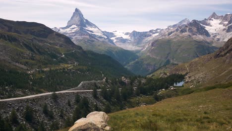 Pasando-Un-Banco-Solitario-En-Dirección-A-La-Alta-Montaña-De-Matterhorn