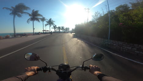 Montando-Motocicleta-En-La-Carretera-Costera-En-Vietnam-En-Un-Clima-Soleado