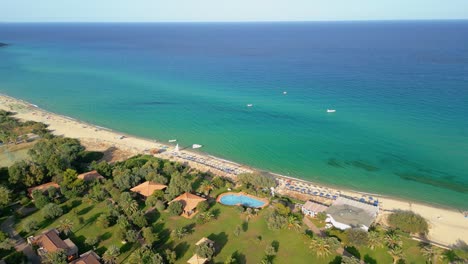 Luftaufnahmen-Eines-Strandes-In-Sardinien-Villasimius-Gebiet-Grüne-Vegetation-Und-Türkisblaues-Meer