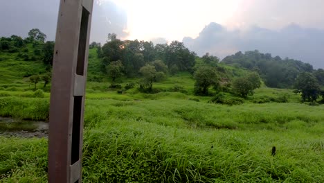 Schöner-Grüner-Landschaftshintergrund-Während-Einer-Monsunzeit-In-Indien-|-Grüner-Berg,-See-Und-Malerischer-Wolkenhintergrund-Während-Des-Videohintergrunds-Des-Sonnenuntergangs