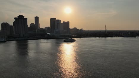 Luftaufnahme-Eines-Flussschiffes-Im-Gange-In-Der-Nähe-Von-New-Orleans