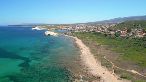 Luftdrohnenbild-Eines-Strandes-In-Sardinien,-Italien,-Kristallklares,-Türkisblaues,-Grünes-Wasser