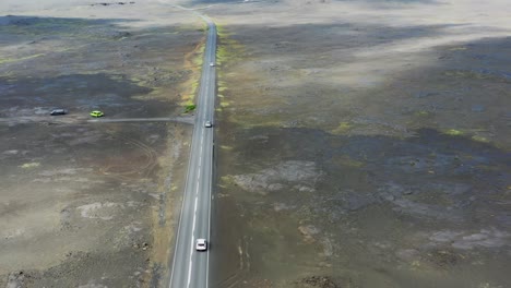 Coches-Circulando-Por-Una-Carretera-En-Islandia