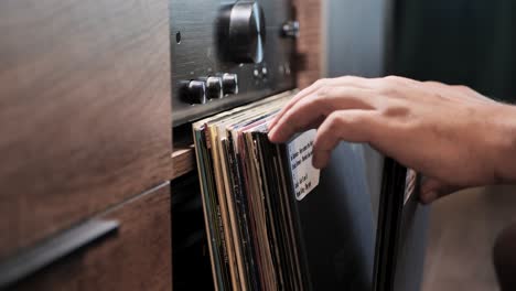 Nahaufnahme-Von-Mannhänden,-Die-Zu-Hause-Vintage-Vinyl-Schallplatten-Durchstöbern