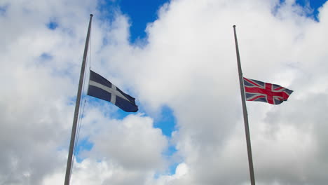 Cornish-Und-Union-Flags-Auf-Halbmast-Nach-Dem-Tod-Von-Königin-Elizabeth-Ii