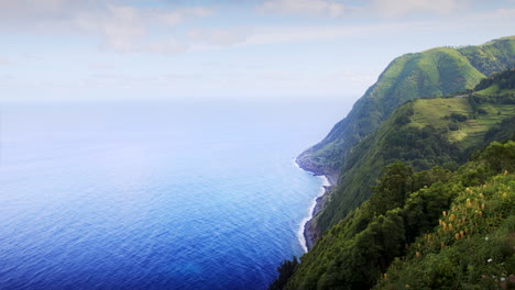 Wunderschöne-Küste-Der-Azoreninseln-Mit-Grünen-Klippen-Und-Blauem-Meer