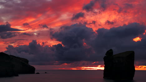 Farbenfroher-Sonnenuntergang-Mit-Rotem-Himmel-Und-Meerblick-An-Der-Küste-Der-Azoren