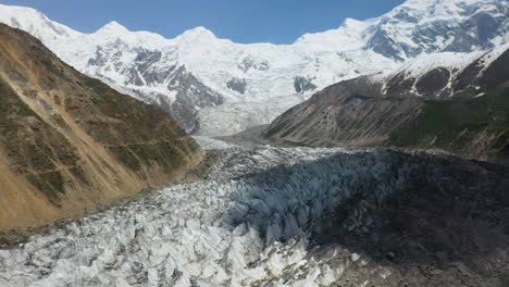 Luftaufnahme-Des-Nanga-Parbat-Mit-Einem-Gletscher,-Feenwiesen-Pakistan,-Filmische,-Weit-Aufschlussreiche-Drohnenaufnahme