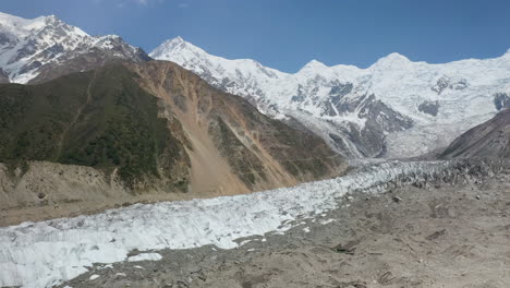 Luftaufnahme-Von-Gletscherschluchten-Mit-Nanga-Parbat-Im-Hintergrund,-Feenwiesen-Pakistan,-Filmische-Luftaufnahme