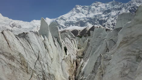 Drohnenaufnahme-Vom-Fliegen-Durch-Die-Gletscherschluchten-Mit-Nanga-Parbat-Im-Hintergrund,-Feenwiesen-Pakistan,-Filmische-Luftaufnahme