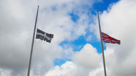 Cornwall-Wird-Bis-Nach-Der-Beerdigung-Von-Königin-Elizabeth-Ii-Britische-Flaggen-Auf-Halbmast-Hissen