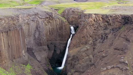 a-waterfall-reveal-in-iceland