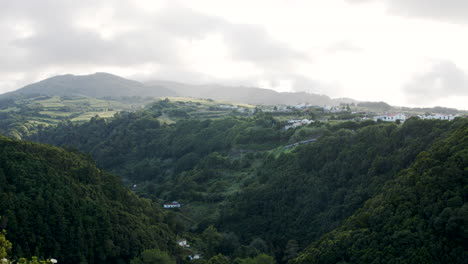 Hermoso-Paisaje-De-Las-Azores-Con-Bosque-Verde-Y-Casas-En-La-Colina