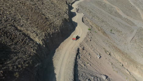 Luftaufnahme-Eines-Fahrzeugs-Auf-Der-Fairy-Wiesen-Straße-In-Pakistan,-Der-Zweitödlichsten-Autobahn-Der-Welt,-Die-Nach-Unten-Beginnt-Und-Dann-Einen-Weiten-Drohnenschuss-Enthüllt