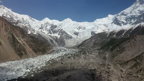 Drohnenaufnahme-Des-Nanga-Parbat-Mit-Einem-Gletscher,-Feenwiesen-Pakistan,-Filmische-Weitwinkelaufnahme