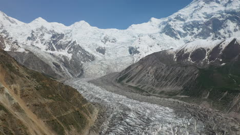 Drohnenaufnahme-Des-Nanga-Parbat-Mit-Einem-Gletscher-Im-Tal,-Feenwiesen-Pakistan,-Filmische,-Weit-Aufschlussreiche-Luftaufnahme