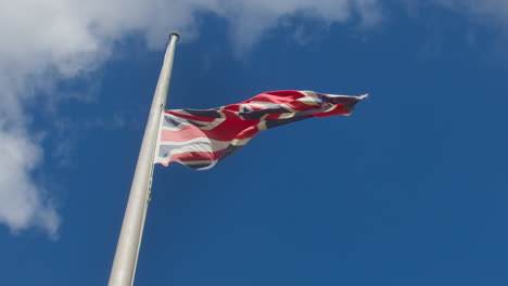 Bandera-De-La-Unión-Baja-A-Media-Asta-Tras-La-Muerte-De-Su-Majestad-La-Reina-Isabel-Ii-En-Inglaterra