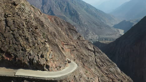 Drohnenaufnahme-Eines-Fahrzeugs-Auf-Der-Fairy-Wiesen-Straße-In-Pakistan,-Der-Zweitödlichsten-Autobahn-Der-Welt,-Rotierende-Antenne