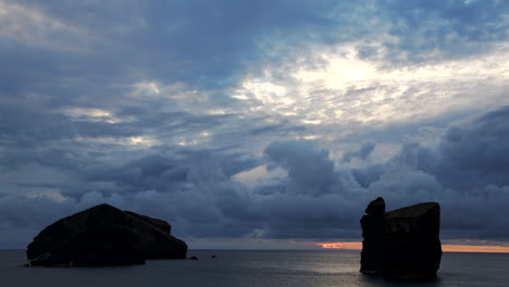 Cielo-Dramático-Durante-La-Puesta-De-Sol-Nublada-En-La-Isla-De-Sao-Miguel-En-Las-Azores