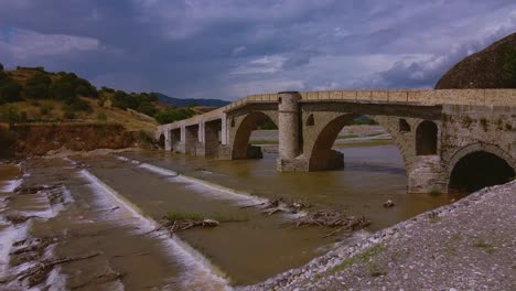 Old-stone-bridge-in-Greece,-at-the-city-of-Kalabaka,-near-to-Meteora
