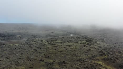 Coches-Circulando-Por-Una-Carretera-Neblinosa-En-Islandia