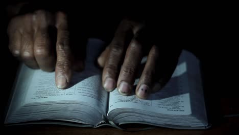 Beten-Zu-Gott-Mit-Der-Hand-Auf-Bibelschwarzem-Hintergrund-Mit-Leuten-Stock-Footage